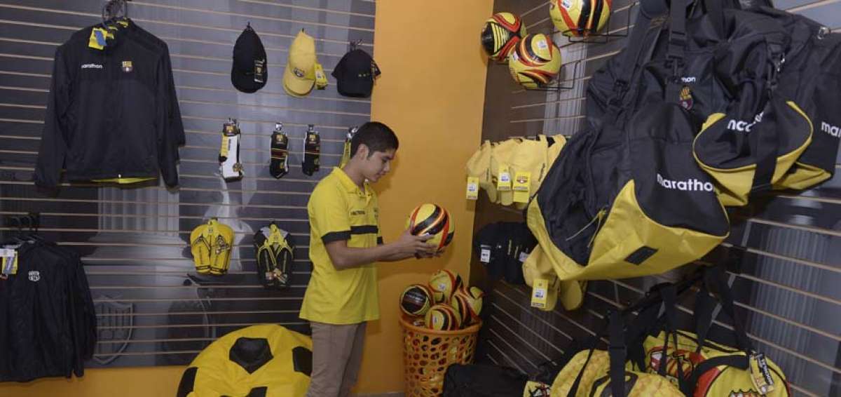 Un hincha del equipo torero visita la BarceStore, espacio ubicado en la parte baja del estadio Monumental, por el ingreso a tribuna y palco oeste.