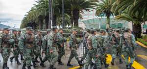Miembros de las FF.AA., en los exteriores del hotel Marriot en donde funciona el Centro de Mando del CNE.