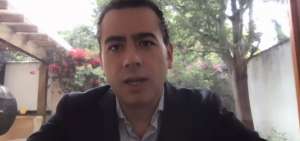 Genaro Balde&oacute;n, presidente ejecutivo de la Aeade, durante una rueda de prensa.