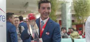 Cristian Sornoza, integrante de la selecci&oacute;n de Olimpiadas Especiales, posa con el trofeo de campeones mundiales.
