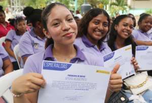 El Gobierno Nacional entregó en Esmeraldas 1.000 becas a jóvenes que desean continuar sus estudios en institutos de tercer nivel. 