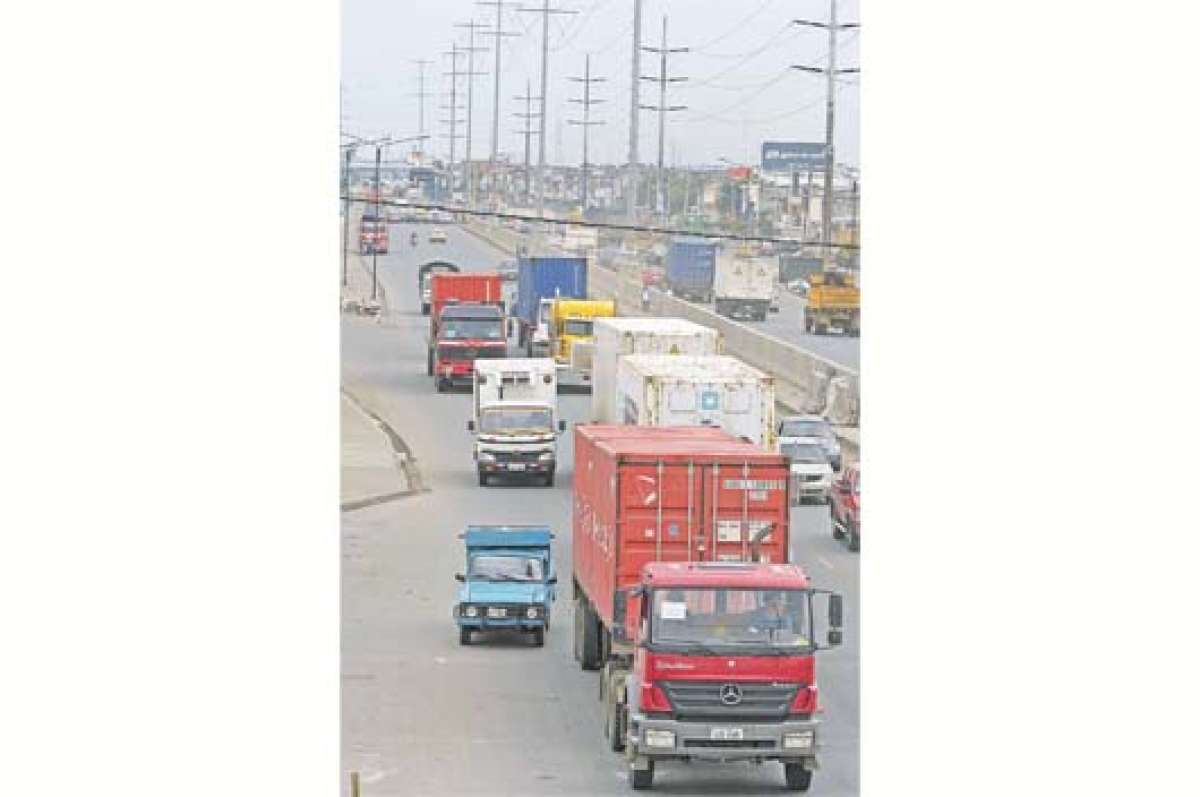Por la v&iacute;a Perimetral, en Guayaquil, circulan los camiones que transportan contenedores y van rumbo al puerto. Foto: Pilar Vera |  El Tel&eacute;grafo