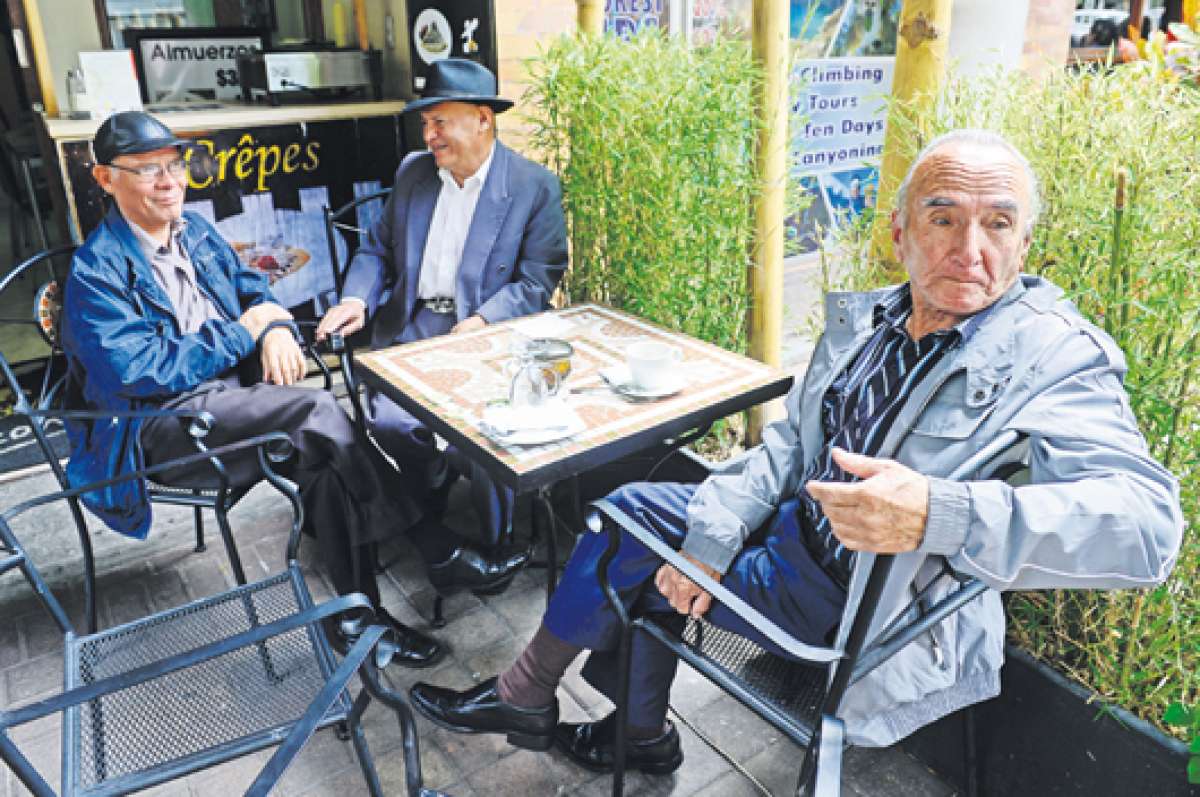 Los jubilados, asiduos clientes de las cafeter&iacute;as (Galer&iacute;a)