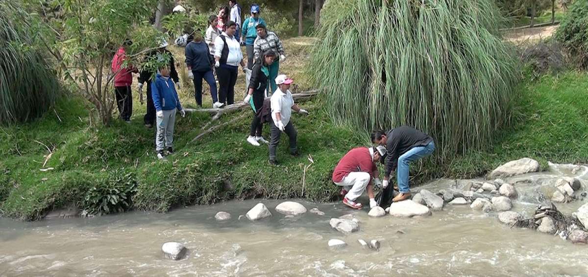 Un grupo de estudiantes y moradores de las zonas colindantes ayudan a tomar muestras del agua del r&iacute;o Chibunga para luego analizarlas en el laboratorio.