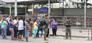 Familiares de internos esperaban en los exteriores de la exPenitenciar&iacute;a del Litoral se les permita realizar visitas.