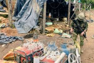 Militares inspeccionan uno de los campamentos de miner&iacute;a ilegal destruidos en Urcuqu&iacute;.