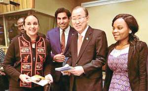La presidenta de la Asamblea, Gabriela Rivadeneira, se reuni&oacute; con el secretario de la ONU, Ban Ki Moon, en Nueva York. Foto: Cortes&iacute;a Asamblea Nacional 