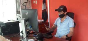 Gustavo Coloma, due&ntilde;o de un cibercaf&eacute;, se ayuda con WhatsApp para atender a sus clientes..