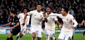 Marcus Rashford (i) celebra el tercer tanto del Manchester United, con el que clasific&oacute; a los cuartos de final. El tanto lleg&oacute; a trav&eacute;s de la v&iacute;a del penal luego de que el juez central consultara con el VAR, por una mano dentro del &aacute;rea.