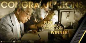 El japon&eacute;s recibi&oacute; el premio especial al periodista. Foto: tomada de @FIFAcom