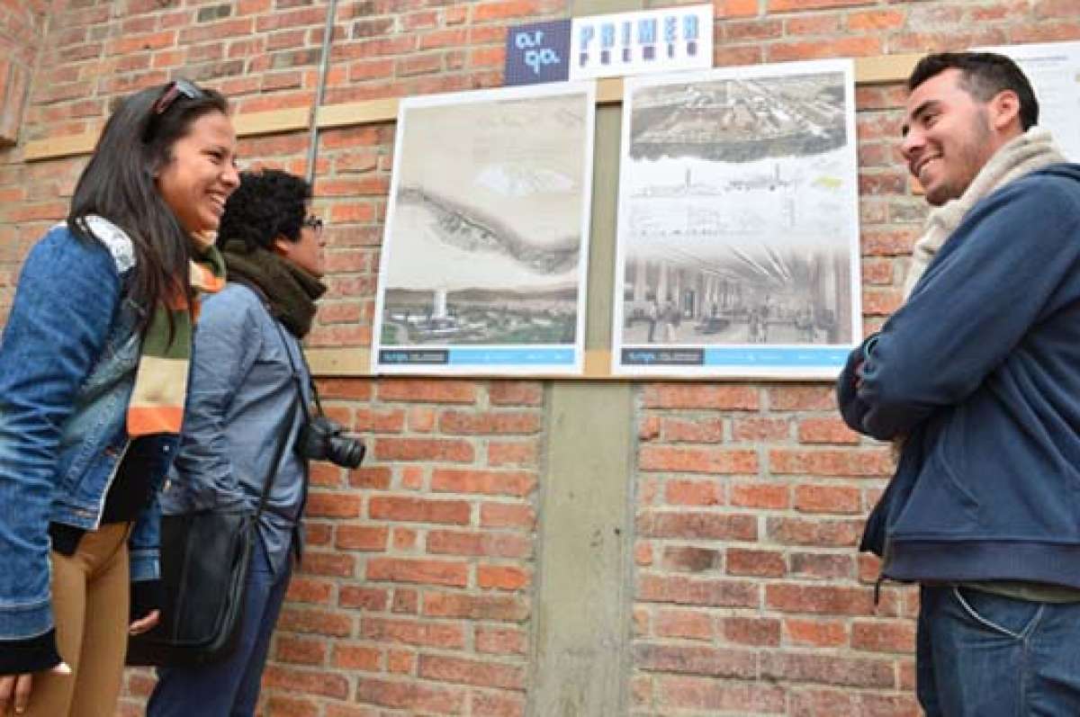   Participantes peruanos de la bienal se dieron tiempo para observar el afiche ganador. Foto: Jos&eacute; Luis LLivisaca |  El Tel&eacute;grafo