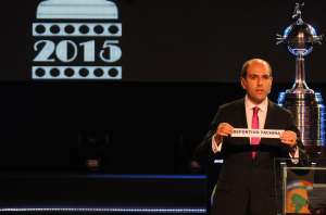 Sergio Jadue, primer vicepresidente de la Conmebol y presidente de la ANFP, fue el encargado de dirigir el sorteo. Foto: AFP