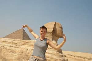 Miles de egipcios y extranjeros visitaron las pir&aacute;mides de Giza durante la festividad de Eid El Fitr. Foto internet