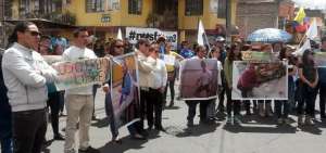 En Ecuador se realizaron varias marchas solicitando la liberaci&oacute;n del equipo period&iacute;stico.