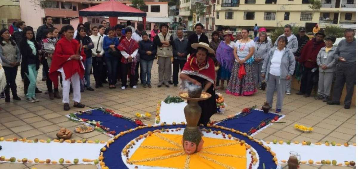 En Ambato se recuerda el Inti Raymi con c&aacute;nticos, plegarias y ofrendas frutales
