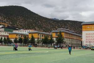 Los estudiantes comienzan su jornada a las 07:30 y termina a las 18:00. La mayoría de ellos vive en la residencia de la institución.