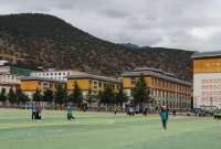 Los estudiantes comienzan su jornada a las 07:30 y termina a las 18:00. La mayoría de ellos vive en la residencia de la institución. 