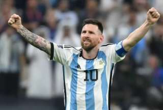 La victoria de Catar 2022 fue inmortalizada por Lionel Messi con un esperado tatuaje en su pierna izquierda.
