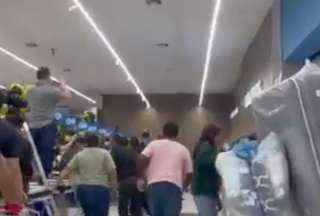  Varios locales comerciales abrieron desde hoy sus puertas para ofrecer descuentos y promociones por el Black Friday. 
