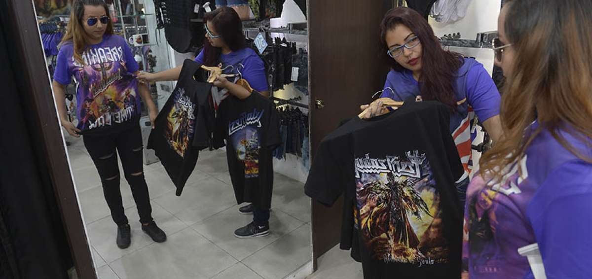 La venta de camisetas de Judas Priest -especialmente las que tienen el dise&ntilde;o de la gira Firepower (azul)- creci&oacute; en los &uacute;ltimos d&iacute;as en Guayaquil.