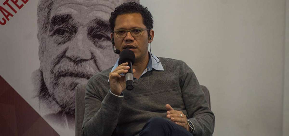 El autor del libro Retrato de un can&iacute;bal, frente a un cartel de la c&aacute;tedra period&iacute;stica y de nuevas culturas informativas, &lsquo;Gabriel Garc&iacute;a M&aacute;rquez&rsquo;, en Quito.