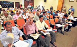En la sesi&oacute;n estuvieron 20 de los 32 consejeros de la provincia, entre alcaldes y presidentes de juntas parroquiales. Foto: Cortes&iacute;a