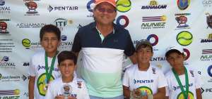 Johnny Saldivias, director de la Copa Pentair Ecuajunior, posa junto a algunos tenistas de categor&iacute;as juveniles que intervendr&aacute;n en el torneo.