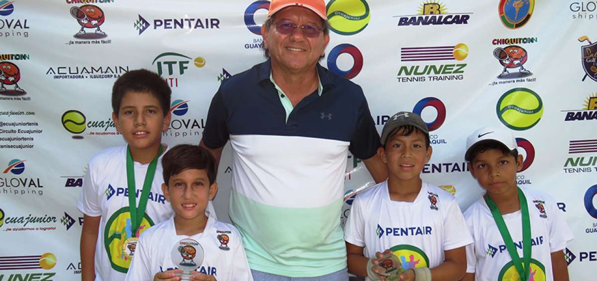 Johnny Saldivias, director de la Copa Pentair Ecuajunior, posa junto a algunos tenistas de categor&iacute;as juveniles que intervendr&aacute;n en el torneo.