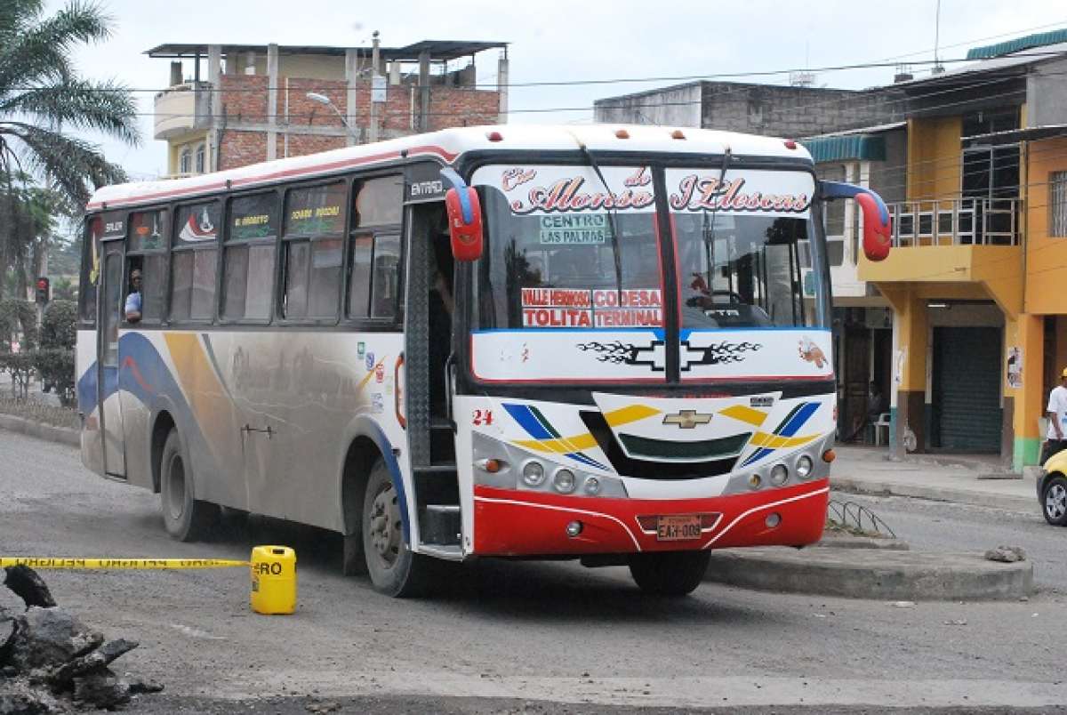 Transportistas urbanos de Esmeraldas suspendieron el servicio por alza de pasajes