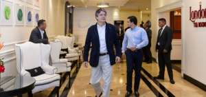 Al mediod&iacute;a el candidato Guillermo Lasso converso con asamble&iacute;stas de su partido en un hotel de Quito.