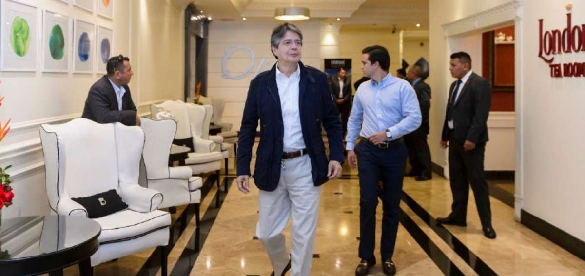 Al mediod&iacute;a el candidato Guillermo Lasso converso con asamble&iacute;stas de su partido en un hotel de Quito.