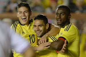 James Rodr&iacute;guez, Radamel Falcao y Jackson Mart&iacute;nez se abrazan en el festejo. Foto: AFP