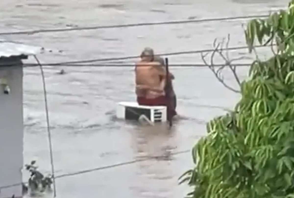 Don Layo y Doña Elo, sobrevivientes de las inundaciones en Veracruz, se abrazaron para no ser llevados por la corriente.