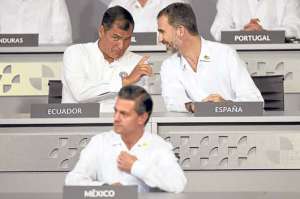 Rafael Correa (izq.) conversa con el rey Felipe VI (der.). Delante de ellos est&aacute; Enrique Pe&ntilde;a Nieto. Foto: AFP.