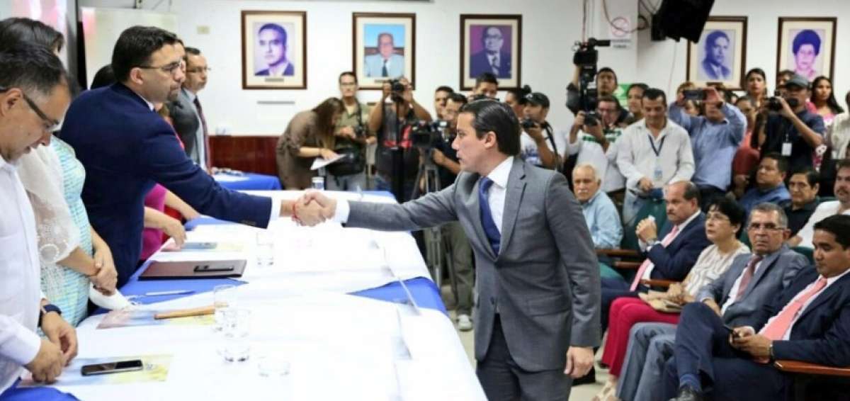 Titular del CNE entreg&oacute; ayer en Manab&iacute; credenciales a un asamble&iacute;sta de CREO-SUMA y 8 de PAIS-Unidad Primero.