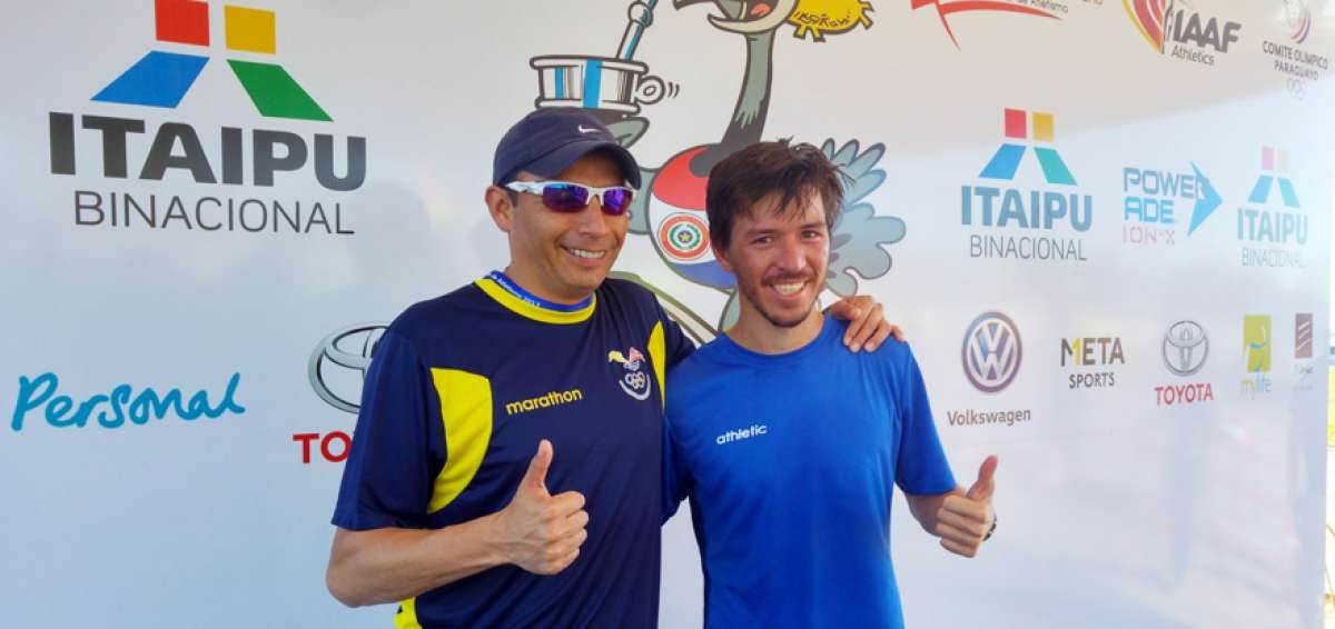 Manuel Bravo (i), presidente de la FEA, felicita a Mauricio Arteaga, ganador de los 20 kil&oacute;metros marcha.