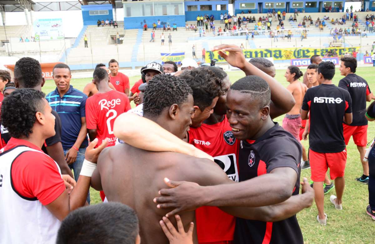 Los jugadores de River Plate Ecuador festejan el ascenso a la serie A tras del cotejo ante el Delf&iacute;n en Manta. Foto: CORTES&Iacute;A DE DIARIO LA MAREA.