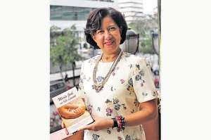 Jeanneth Salvador y  su obra literaria acerca  de ella y de su madre