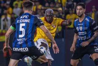 Felipe Caicedo analiza su continuidad en Barcelona. 
