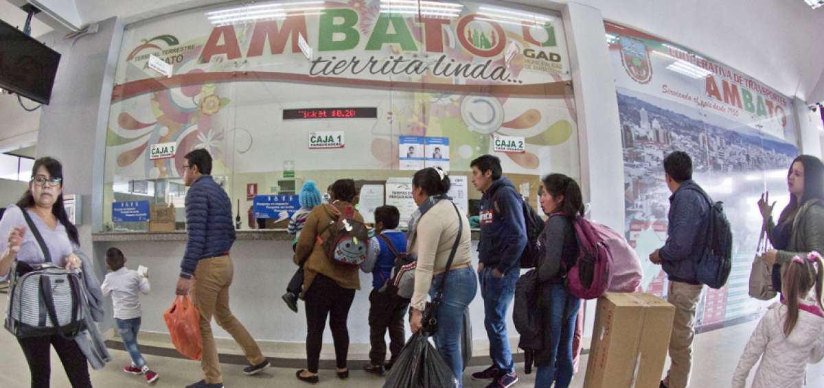 La afluencia de personas en la Terminal Terrestre es masiva, tanto para ingresar como para salir de Ambato.