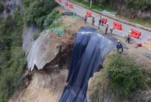 Debido a las fuertes lluvias ocurri&oacute; un deslizamiento del tal&uacute;d en la v&iacute;a a Nay&oacute;n.