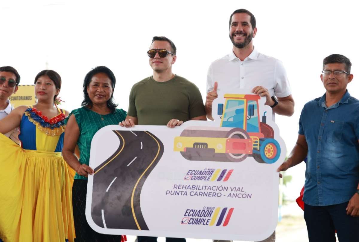 El presidente Daniel Noboa (izq.) y el ministro Roberto Luque en la presentación de la rehabilitación vial de Santa Elena.