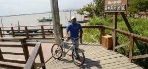 Pedro Parrales, habitante de la isla, usa tanto la canoa como su bicicleta para movilizarse.
