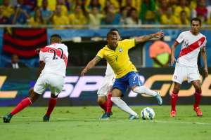 Douglas Costa (c.) controla el bal&oacute;n ante la marca de los peruanos Carlos Ascues (22) y Carlos Lobat&oacute;n (16), en el partido de ayer en Salvador de Bah&iacute;a. Foto: AFP