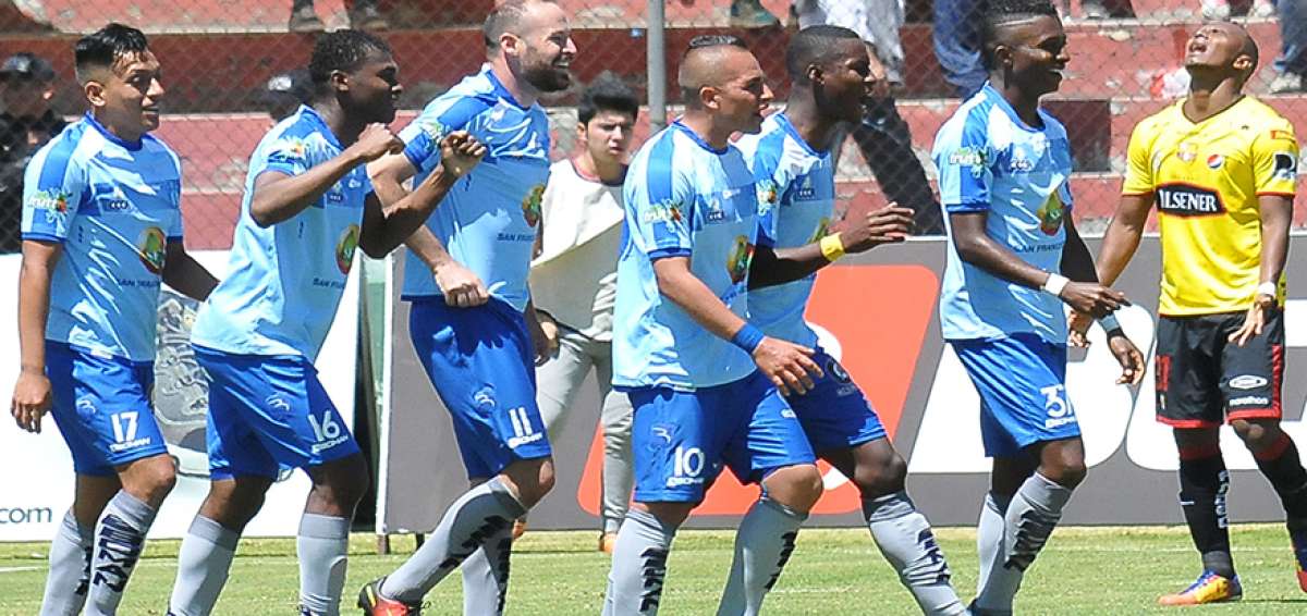 Juan T&eacute;vez (11) celebra junto con sus compa&ntilde;eros el tanto del triunfo. Pedro Velasco (der.) lamenta la acci&oacute;n.