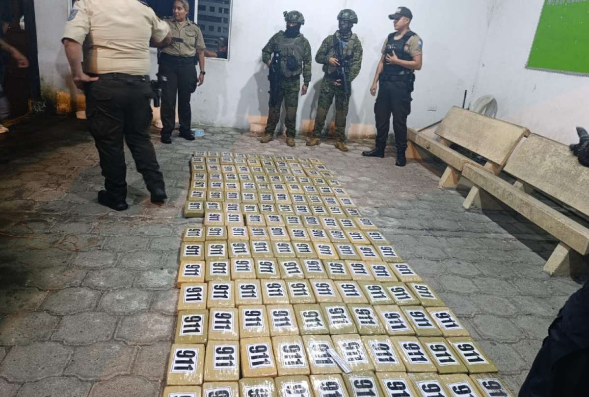 La intervenci&oacute;n se realiz&oacute; tras labores de inteligencia militar. Los automotores intentaron evadir un control de seguridad instalado por efectivos del Ej&eacute;rcito Ecuatoriano.