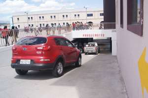 Los estacionamientos subterr&aacute;neos de los mercados podr&iacute;an ayudar ante la escasez. Foto: Silvia Osorio