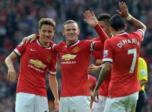 Wayne Rooney (c.), Di Maria (d.), Ander Herrera (i.) y Marcos Rojo celebran uno de los tantos dell United. Foto: AFP