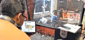 La cabina de radio es considerada como una de las que mejor infraestructura tiene actualmente, all&iacute; realizan todo el trabajo los privados de libertad. Foto: Fernando Machado / El Tel&eacute;grafo
