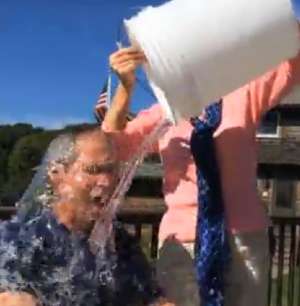 George W. Bush se convierte en el primer pol&iacute;tico Ice Bucket Challenge (VIDEO)